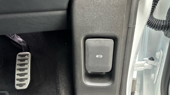 Land Rover Range Rover Evoque 2.0 D200 Hoxton Edition 5dr Auto Diesel Hatchback - Image 32